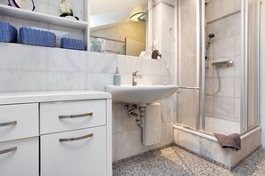 Shower, hair dryer, towels - Apartment 'Haus A Cappella B6' with Balcony and Wi-Fi (Binz)