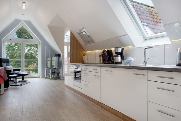 Fridge, microwave, oven, stovetop - Apartment 'Bäckerhus - Ferienwohnung 4' with Private Terrace, Shared Garden and Wi-Fi (Wiek)