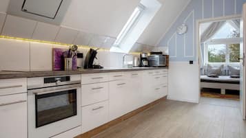 Een koelkast, een magnetron, een oven, een kookplaat