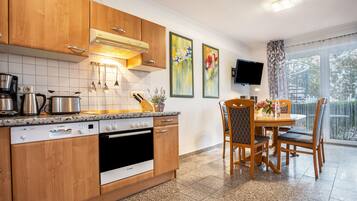 Jääkaappi, mikroaaltouuni, uuni, liesi