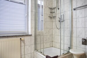 Chuveiro, secador de cabelo, toalhas de banho 