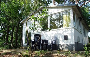 Outdoor dining - Holiday Home 'Datscha' with Private Terrace, Private Garden and Wi-Fi (Binz)