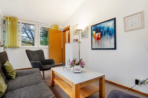 TV, DVD player, stereo - Holiday Home 'Datscha' with Private Terrace, Private Garden and Wi-Fi (Binz)