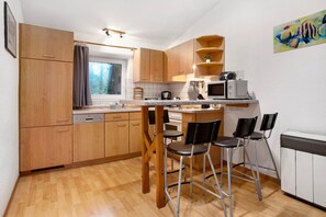 Fridge, microwave, oven, stovetop - Holiday Home 'Datscha' with Private Terrace, Private Garden and Wi-Fi (Binz)