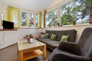 TV, DVD player, stereo - Holiday Home 'Datscha' with Private Terrace, Private Garden and Wi-Fi (Binz)