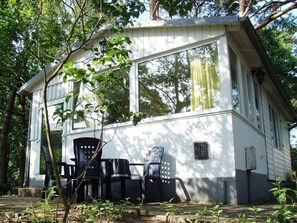 Outdoor dining - Holiday Home 'Datscha' with Private Terrace, Private Garden and Wi-Fi (Binz)