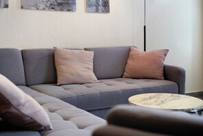 TV, DVD player, stereo - Apartment 'Haus Frohsinn - Wohnung 4' with Balcony and Wi-Fi (Ostseebad Binz)