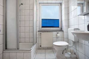 Regadera, secadora de cabello, toallas 