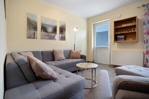 TV, DVD player, stereo - Apartment 'Haus Frohsinn - Wohnung 4' with Balcony and Wi-Fi (Ostseebad Binz)