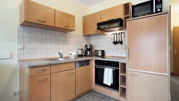 Jääkaappi, mikroaaltouuni, uuni, liesi