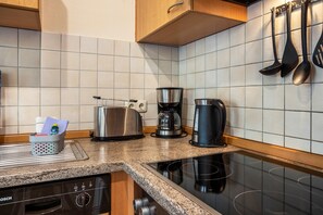 Jääkaappi, mikroaaltouuni, uuni, liesi