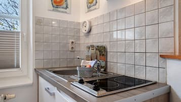 KĂŒhlschrank, Mikrowelle, Ofen, Herdplatte