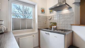 Een koelkast, een magnetron, een oven, een kookplaat