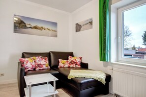 TV, DVD player - Apartment 'Bäckerhus - Ferienwohnung 6' with Private Terrace, Shared Garden and Wi-Fi (Wiek)