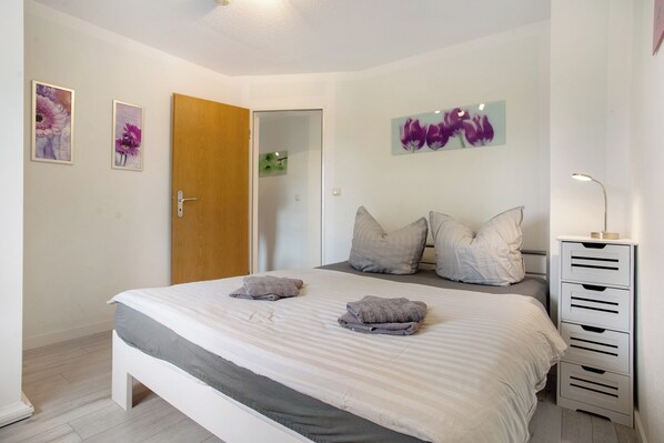 2 bedrooms, free WiFi - Apartment 'Bäckerhus - Ferienwohnung 6' with Private Terrace, Shared Garden and Wi-Fi (Wiek)