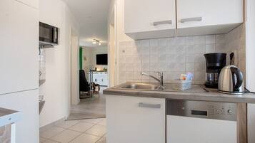 KĂŒhlschrank, Mikrowelle, Ofen, Herdplatte