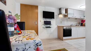 KĂŒhlschrank, Mikrowelle, Ofen, Herdplatte