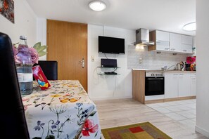 Fridge, microwave, oven, stovetop - Apartment 'Bäckerhus - Ferienwohnung 2' with Private Terrace, Shared Garden and Wi-Fi (Wiek)
