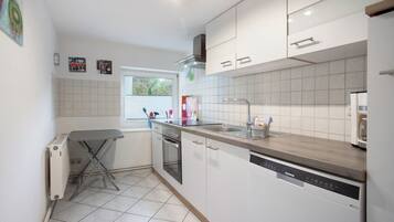 Een koelkast, een magnetron, een oven, een kookplaat