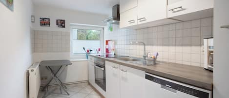 Frigorífico, microondas, horno y placa de cocina