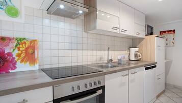 KĂŒhlschrank, Mikrowelle, Ofen, Herdplatte