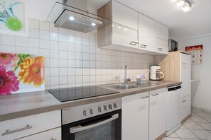 Kühlschrank, Mikrowelle, Ofen, Herdplatte