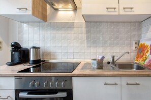 Jääkaappi, mikroaaltouuni, uuni, liesi