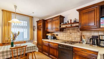 KĂŒhlschrank, Mikrowelle, Ofen, Herdplatte