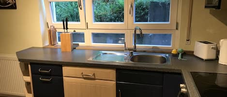 Jääkaappi, mikroaaltouuni, uuni, liesi