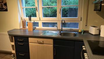 Een koelkast, een microgolfoven, een oven, een kookplaat