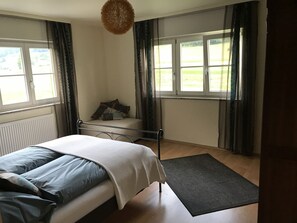 2 slaapkamers, een strijkplank/strijkijzer, gratis wifi, beddengoed