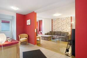 TV, peis, DVD-spiller og bordtennis