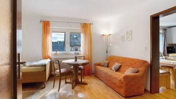 Televisie, een open haard, een dvd-speler en een tafeltennistafel