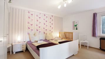 2 bedrooms, iron/ironing board, free WiFi, bed sheets