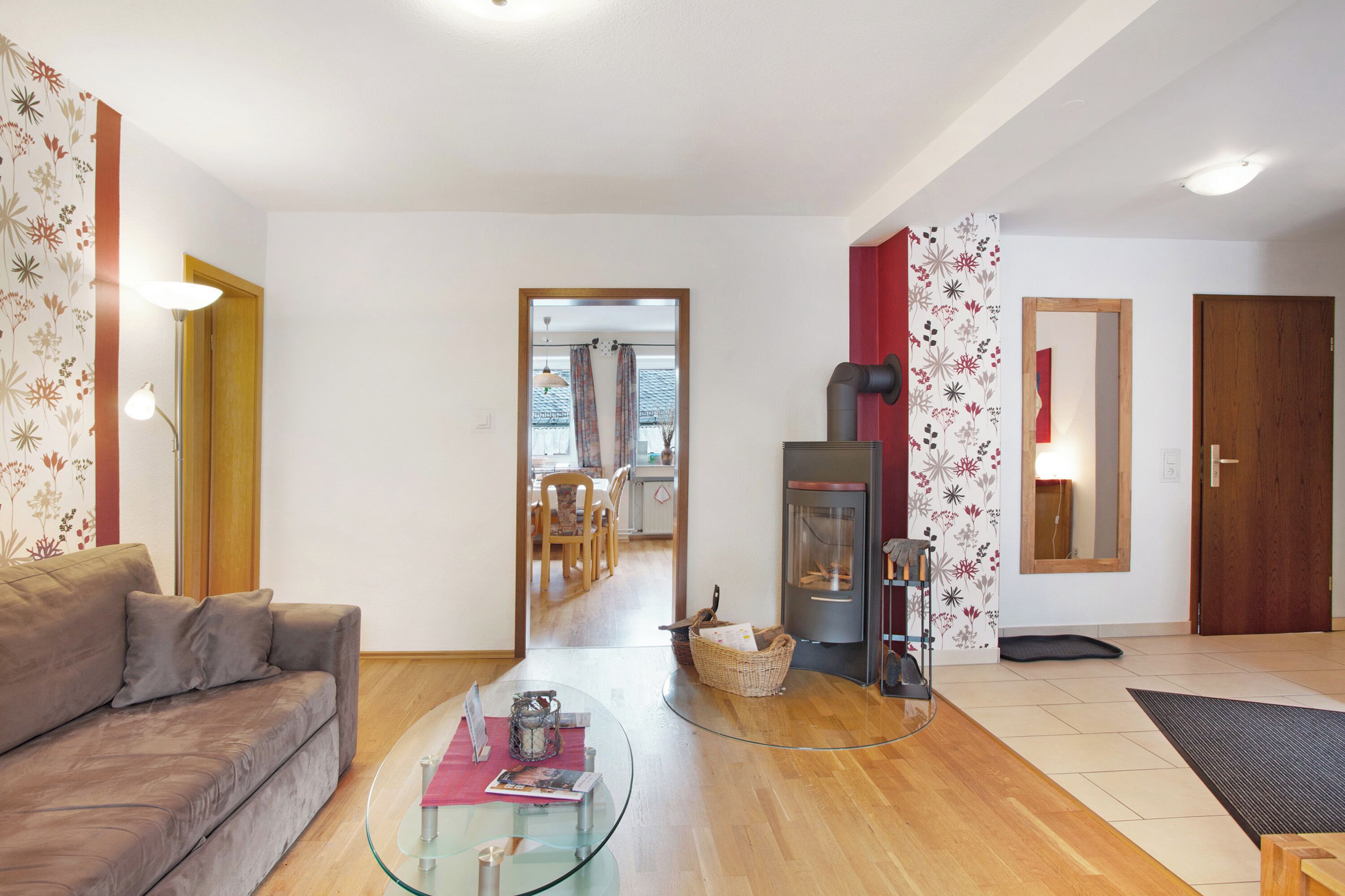 Televisie, een open haard, een dvd-speler en een tafeltennistafel