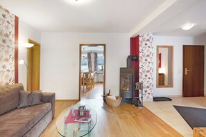 TV, peis, DVD-spiller og bordtennis