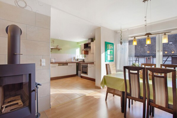 Fridge, microwave, oven, stovetop - Apartment 'Ferienwohnung Königshof 2' with Shared Garden and Wi-Fi (Willingen (Upland))