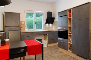 Kjøleskap, mikrobølgeovn, ovn og kokeplater