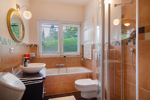 Douche, articles de toilette gratuits, sèche-cheveux