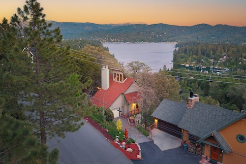 Game Room + Panoramic Deck Views | Mins to the Lake | Nadelhorn by AvantStay
