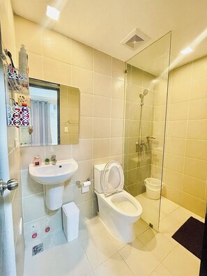 Doccia, bidet, asciugamani, sapone