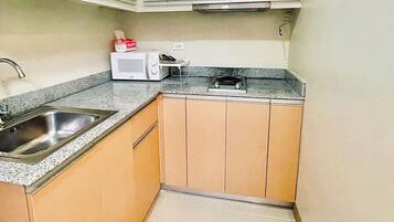Microondas y placa de cocina