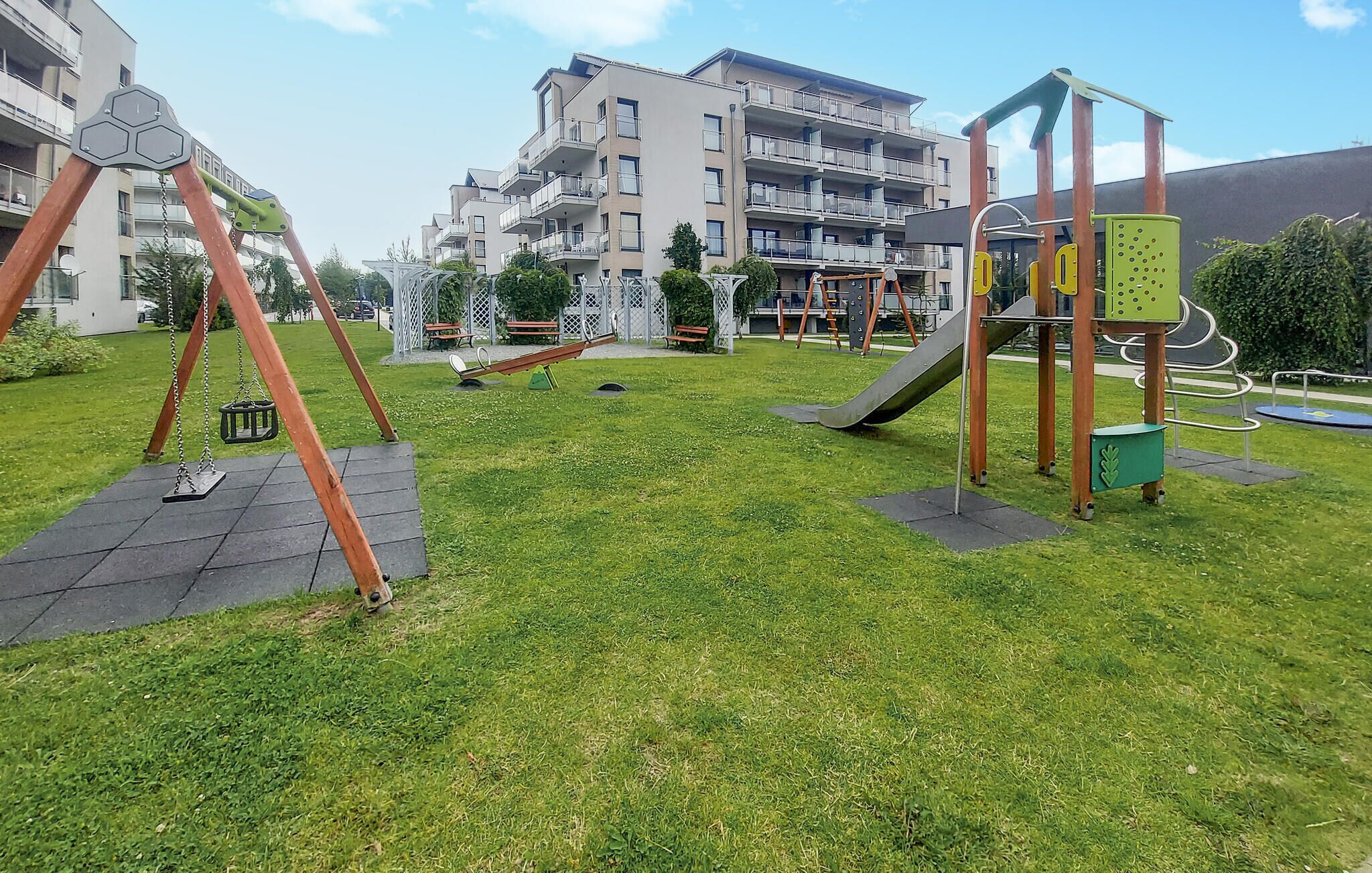 Un parque infantil con columpios, toboganes y estructuras para escalar.