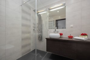 Douche, serviettes fournies