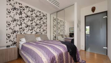 1 bedroom, bed sheets