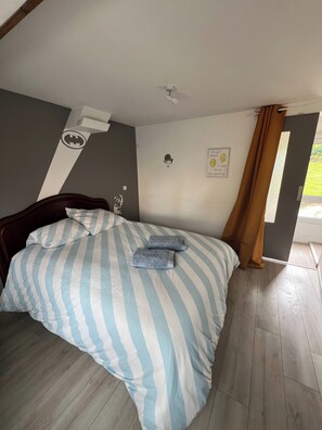 7 habitaciones, tabla de planchar con plancha, cuna de viaje y wifi 