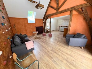 Kamin, Bücher, Stereoanlage