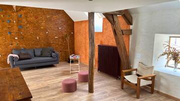 Eldstad, böcker och en stereo