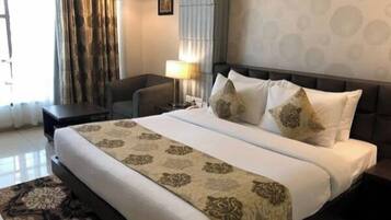 Deluxe Room | Desk, free WiFi