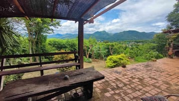 Standardzimmer, 1 Queen-Bett, eigenes Bad, Hügelblick | Wohnbereich